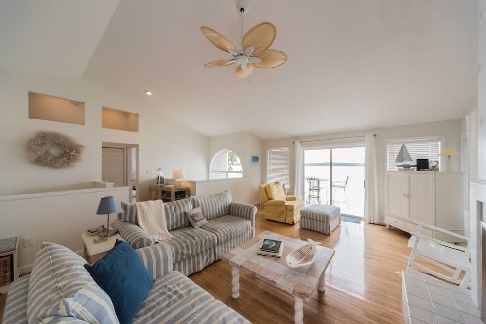 Lake-front Luxury 5bdrm on Kentucky Lake - JZ Vacation Rentals