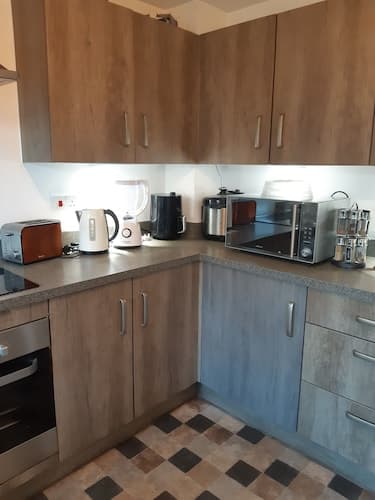 3 Bed House - Sleeps 4 - Parking - Wifi