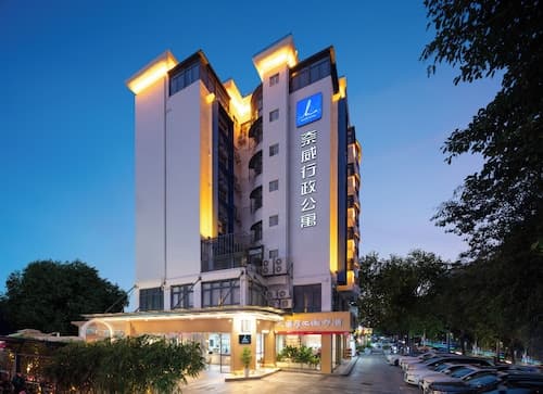 NAIVE L Executive Apartments Coast City