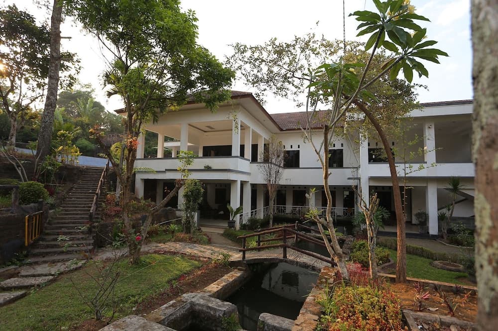 Hotel O Karya Puncak Hotel