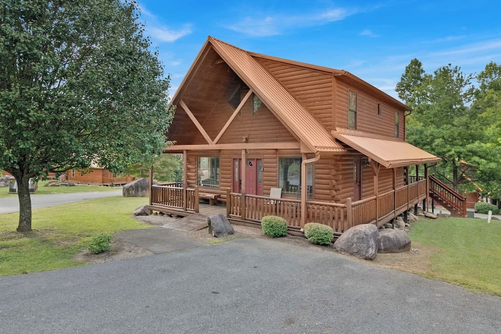 3 BDR Log Cabin in Cozy Resort w/ Private Hot Tub
