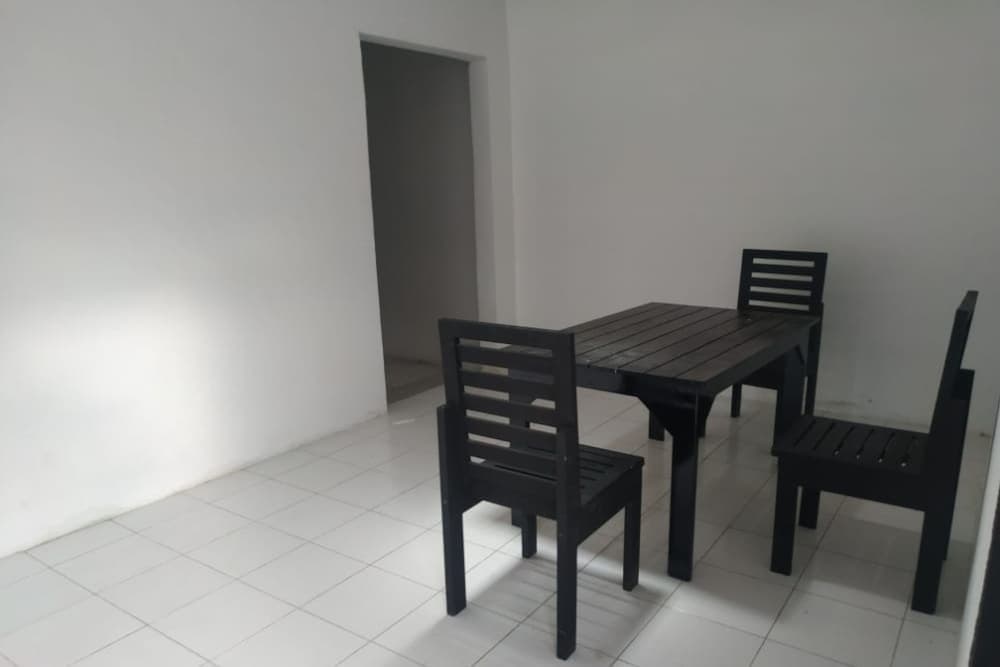 OYO 90699 Yellow White Guesthouse Palu