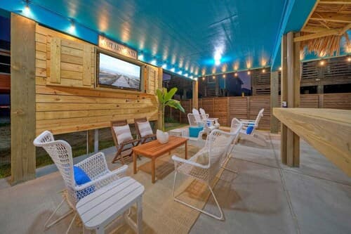 Outdoor Lounge w/ Bar Swing Seats, Near Nature Preserve Blutopia by Avantstay