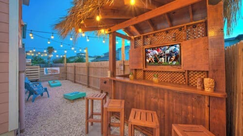 Backyard Tiki Bar, Walk to the Beach, Pool Cabana Cheeky Tiki by Avantstay