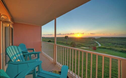 Beachfront Condo, Prvt Balcony w/ View, Pool Access Beach Happy by Avantstay