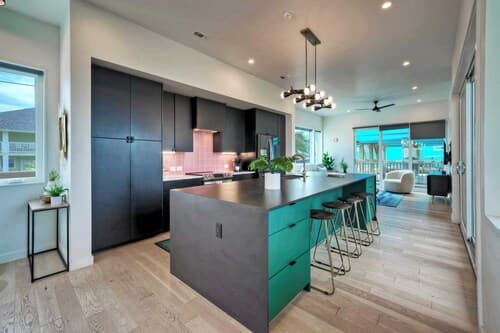 Modern Design, 3 Mins to the Beach Boat Parking The Beach Box by Avantstay