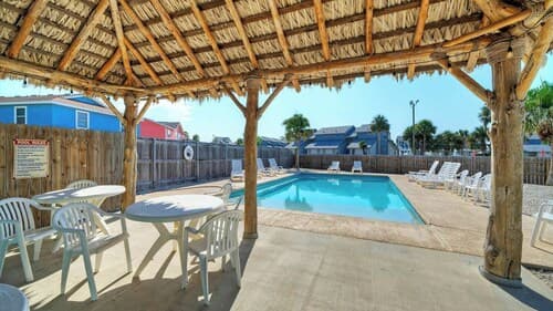 2 Blocks to the Beach, Pool, Patio w/ Bar Awave From it All by Avantstay