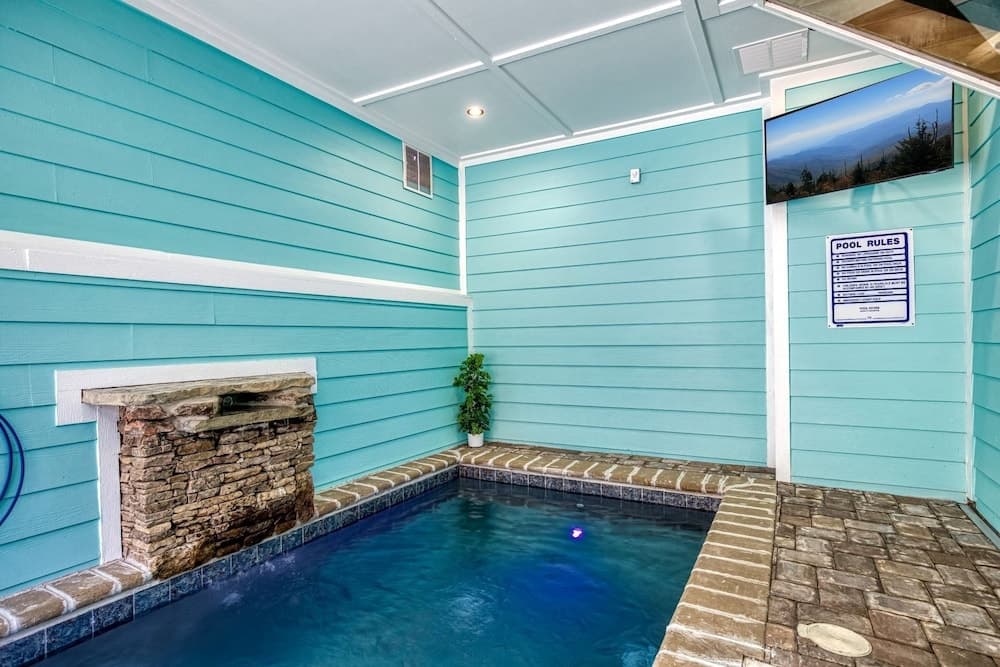Ern806 - Splashin' Views 2 Bedroom Cabin by RedAwning