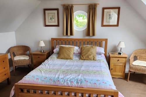 Cottage Sleeps 4 - Pet Friendly w Free Parking