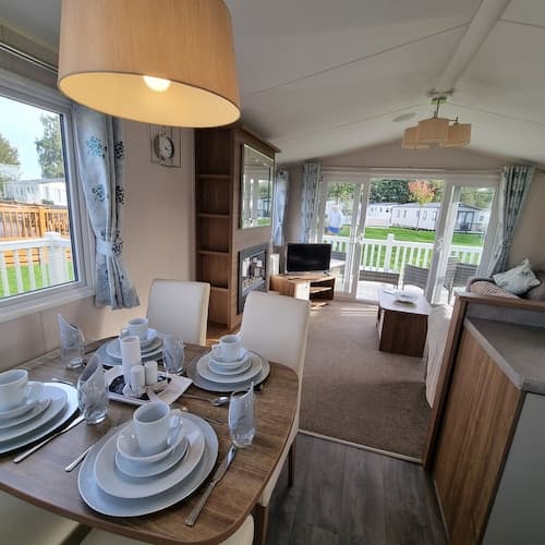 Immaculate 8-bed Cabin in Tattershall Lake