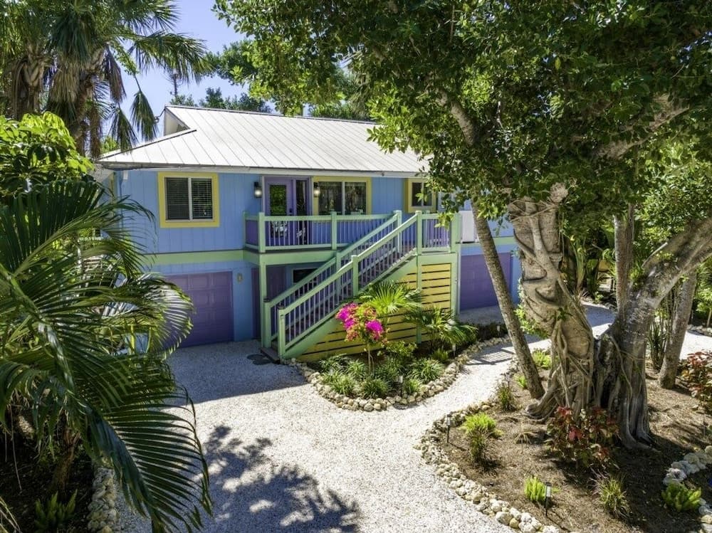 Dancing Dolphin 4 Bedroom Home by RedAwning