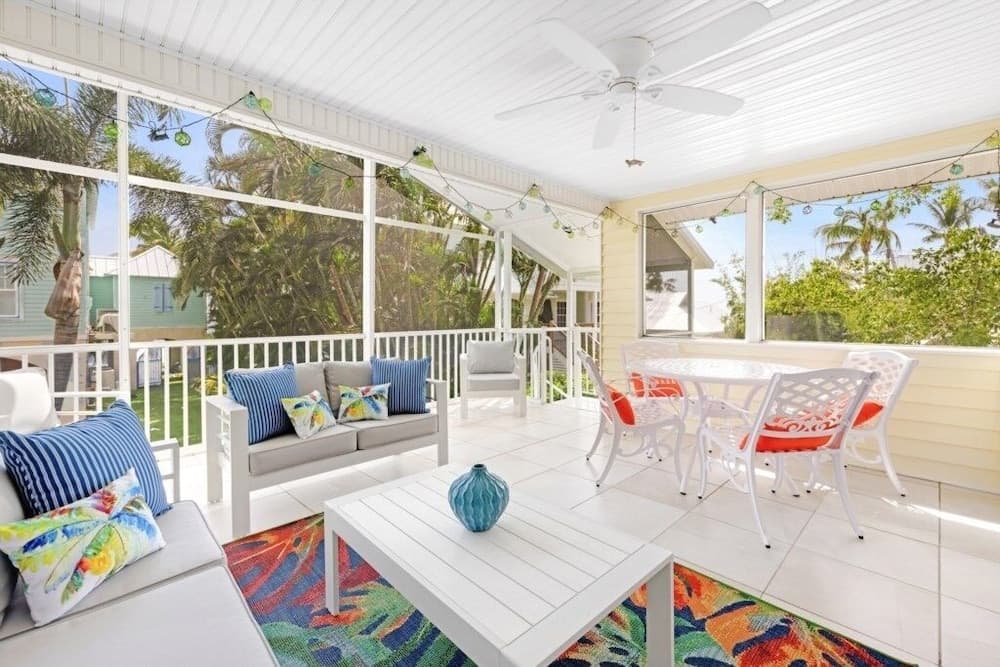 Turtle Cottage 3 Bedroom Home by RedAwning