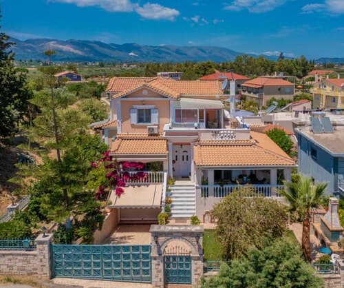 Matina's Family House With Your Private Jacuzzi!