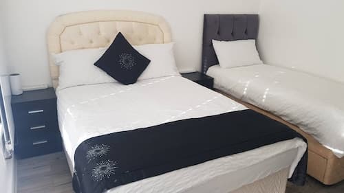"room in House - Gatwick Triple Room. Fully Furnished. West Sussex."