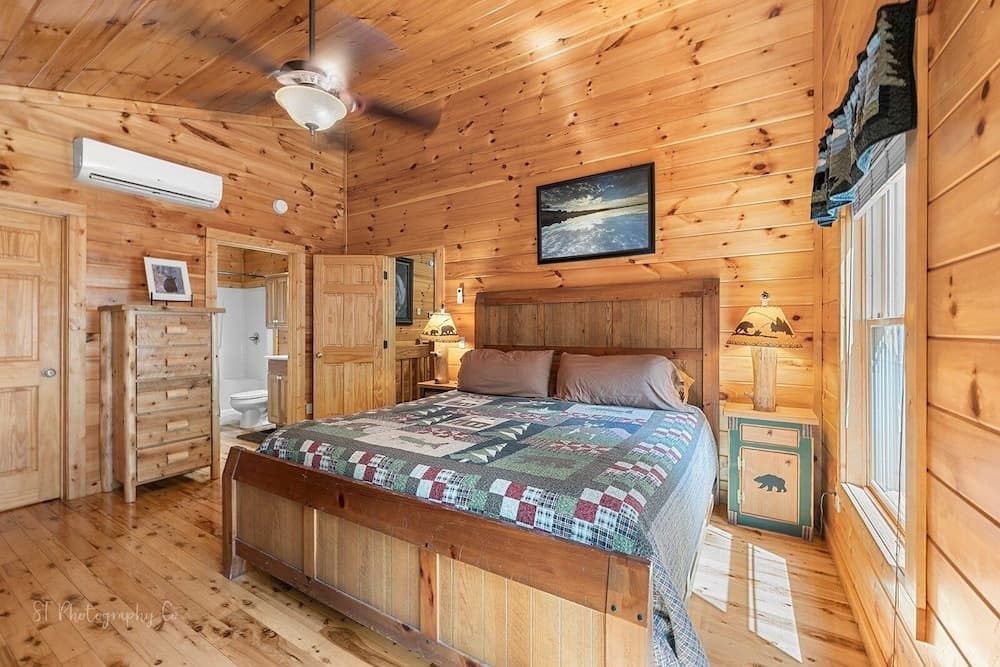 Margaret Hollow 2 Bedroom Cabin by RedAwning