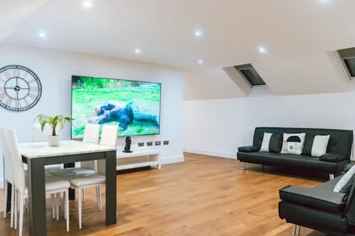 Remarkable, Penthouse - 3-bed Apartment in Purley