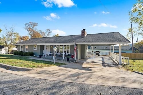Branson Downtown Beauty - 4 BDR Home Sleeps 15