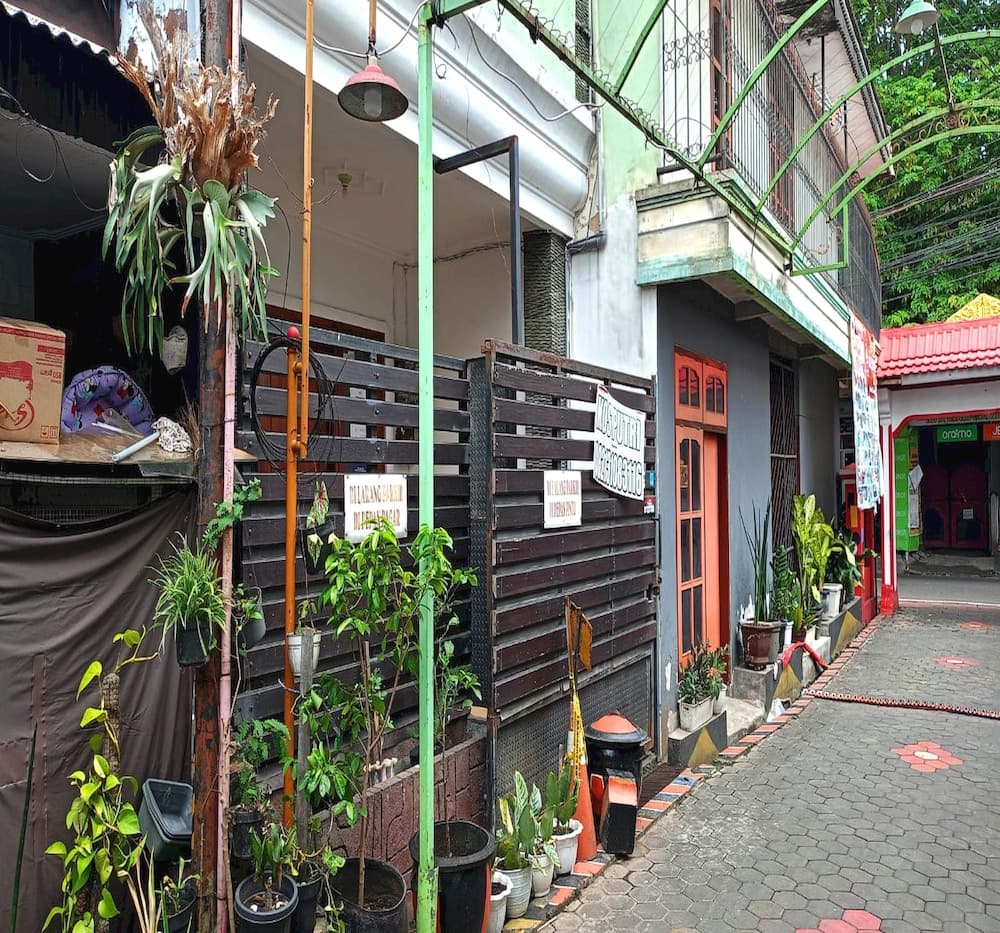 OYO Life 93382 Gajayana Kost Female Only Syariah