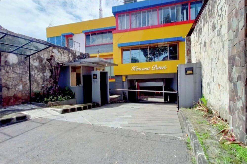 OYO Life 93383 Wisma Kencana Puteri