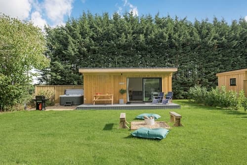 Luxury City to Country Retreat Lodge With Hot Tub