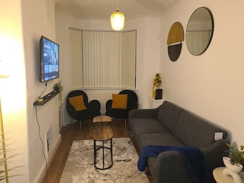2 Bed House - Sleeps 5 - Pets - Parking - Wifi