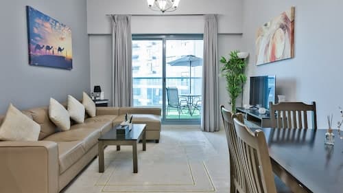 Luxury StayCation - Elegant 1BR Apartment in the Heart of Dubai