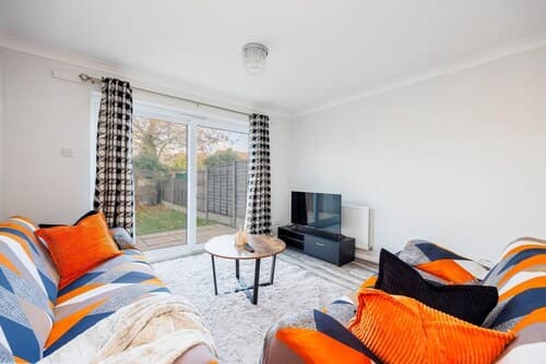 Remarkable 2- Bed House in Barking Essex