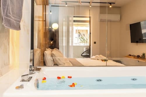 Luxury Suites with JACUZZI by Sea&theCity