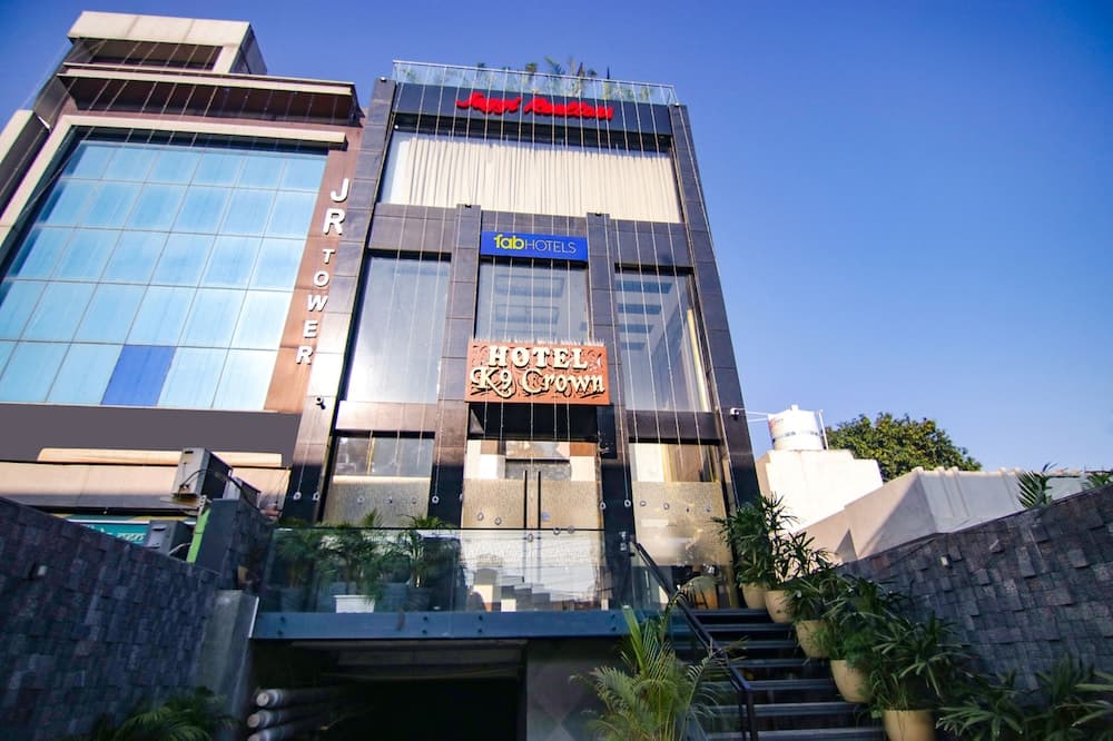 Fabhotel Prime K9 Crown