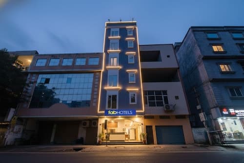 FabHotel Spring - Nr. Golden Temple