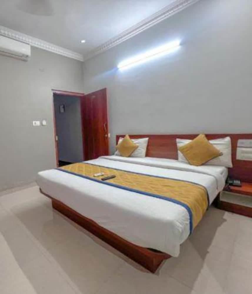 Fabhotel Gateway Suites