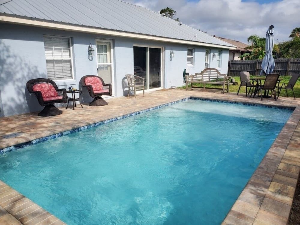Crescent Cottage 3 Bedroom Home by RedAwning