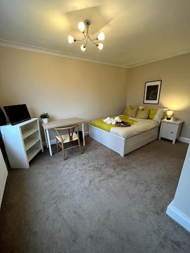 2 Bed Flat - 9-12 Mins to Central London Sleeps 4