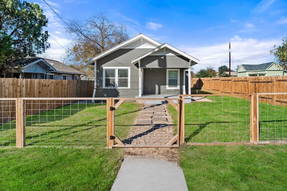 Step Into Comfort in This 3br/2ba Downtown Retreat