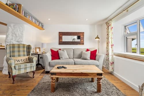 The Cwtch Apartment - Sea Views Walk to Beach