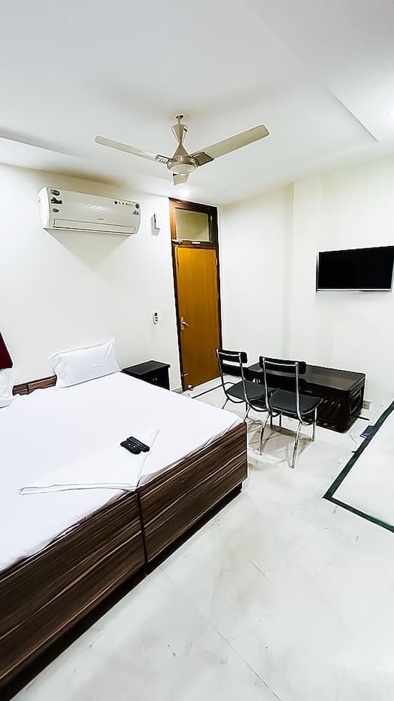 Roomshala 138 Hotel Tourist palace