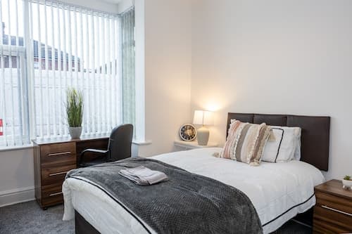 Charming 4-bed Guest House in Salford