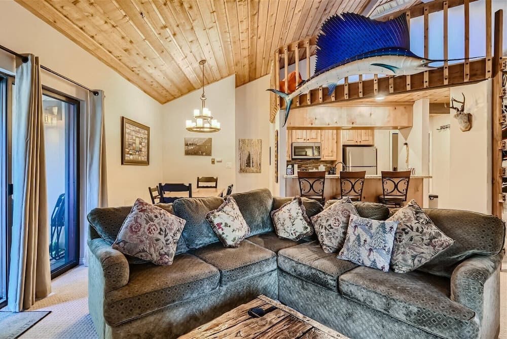 Eagle on Skis Cozy 3 BDR Home Walk to Ski Lifts