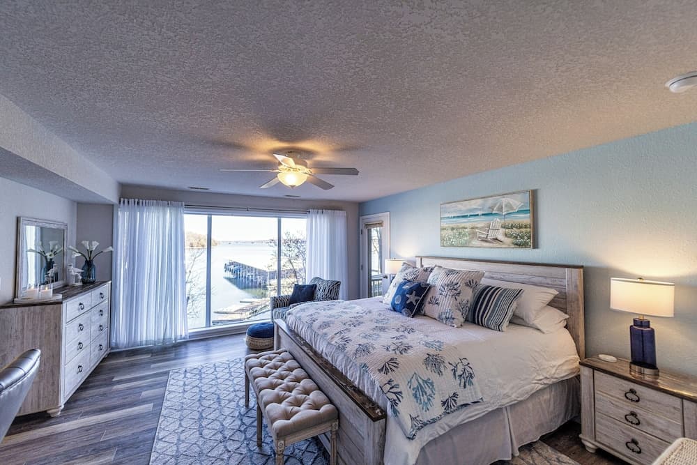 Lazy L at the Lake Chic 3 BDR Condo w/ Boat Slip