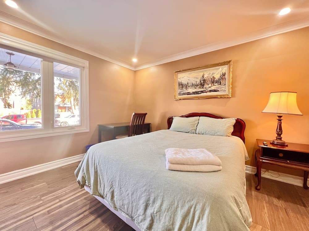 Upgraded Rooms with Bath 7-min to Subway Near Downsview Rogers Stadium