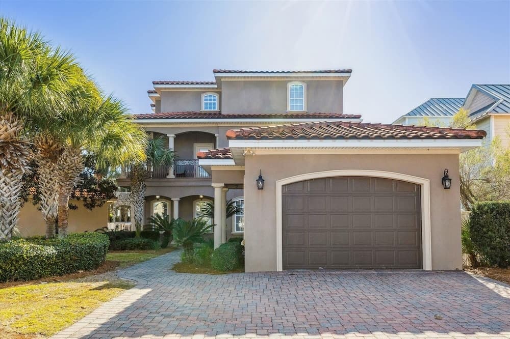 Casa By The C 7 Bedroom Home by RedAwning