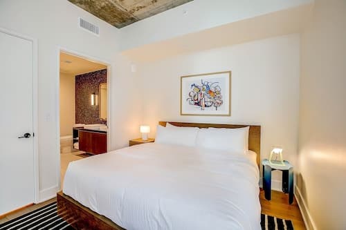 2BR Condo near Rainey St | Heated Pool | Gym | Bar