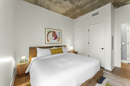 15th FL 1BR Condo | Heated Pool, Gym | Balcony | Bar