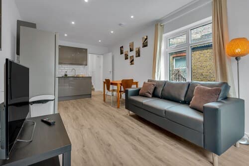 Charming 2-bed Apartment in South West London