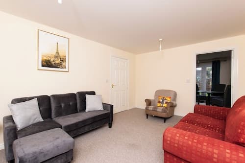 8 Guests - 4 Bedrooms - Parking - Garden