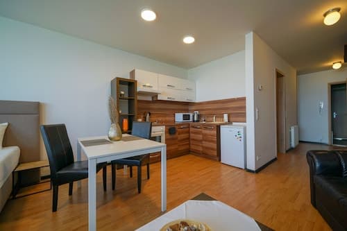 Flora Cozy Apartment by CHORS