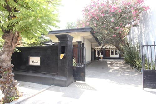 OYO Life 93155 Wisma Sarah
