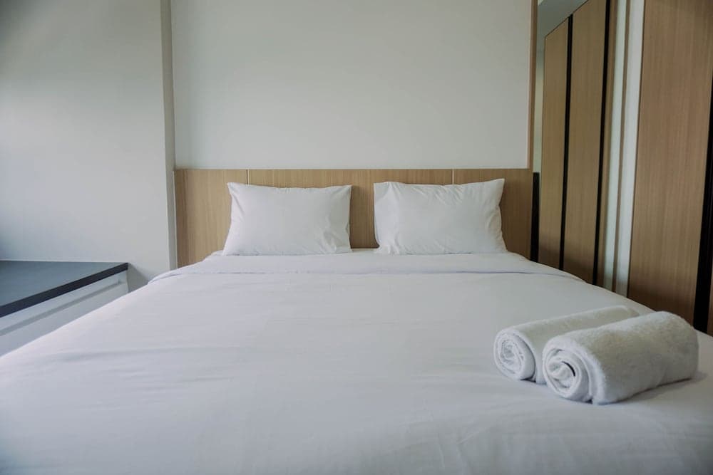 Well Furnished And Comfy Studio Collins Boulevard Apartment