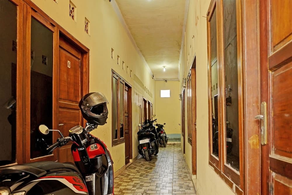 OYO Life 92936 Kost Teteh Erni Karawang