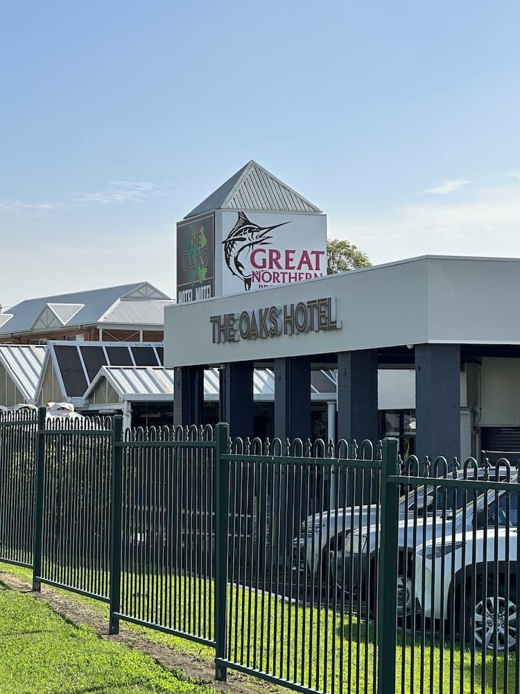The Oaks Hotel Motel